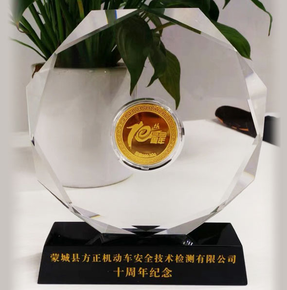 將銀章嵌入水晶收藏展示兩不誤的方案